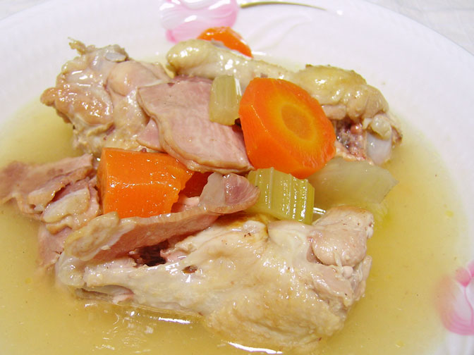 鶏手羽とセロリのスープ