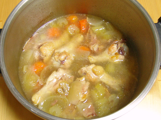 鶏手羽とセロリのスープ